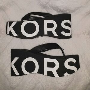 Kors/Benny Flip Flop/Kors Logo